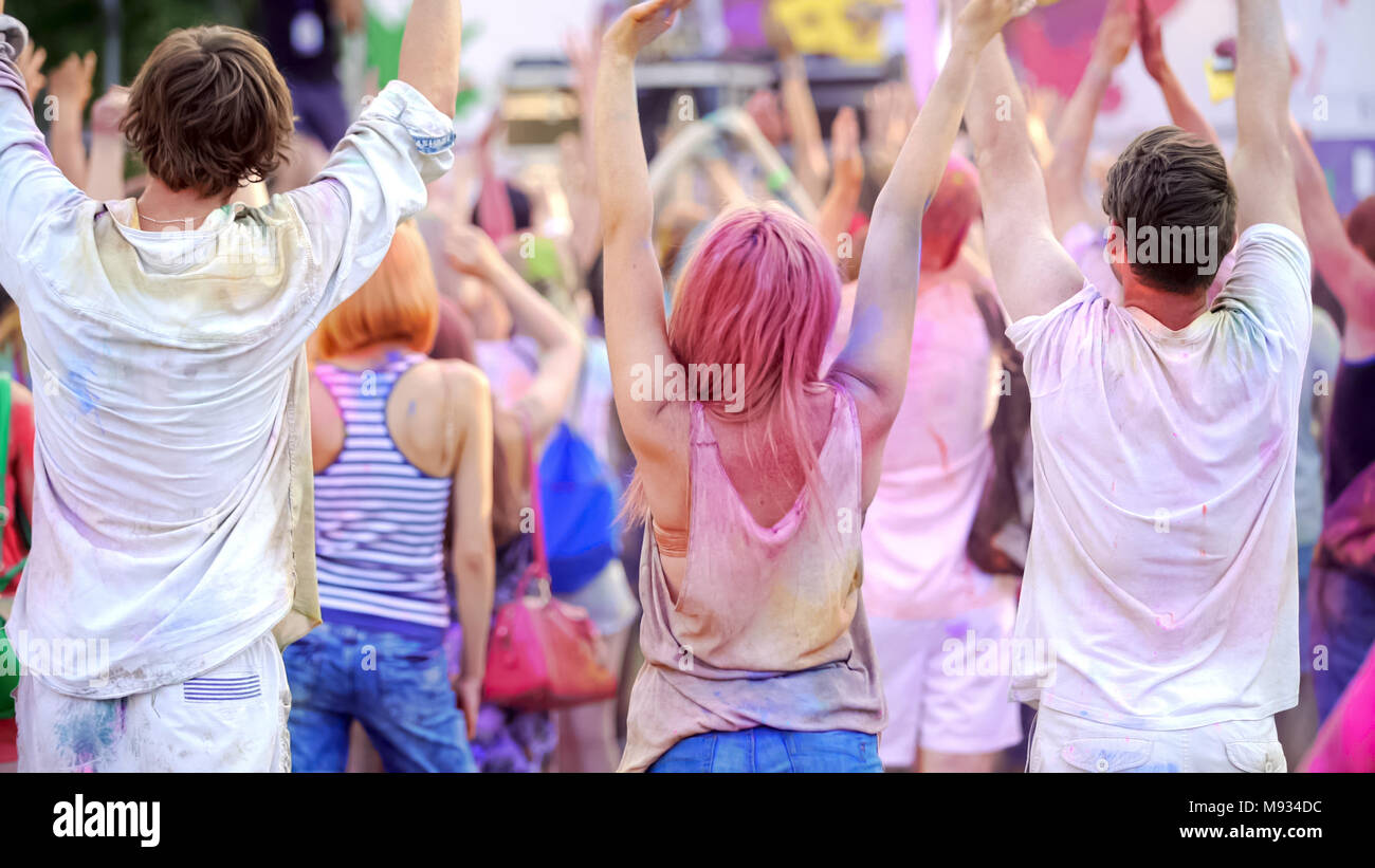 Pubblico entusiasta godendo le prestazioni di DJ preferiti a colori outdoor festival Foto Stock