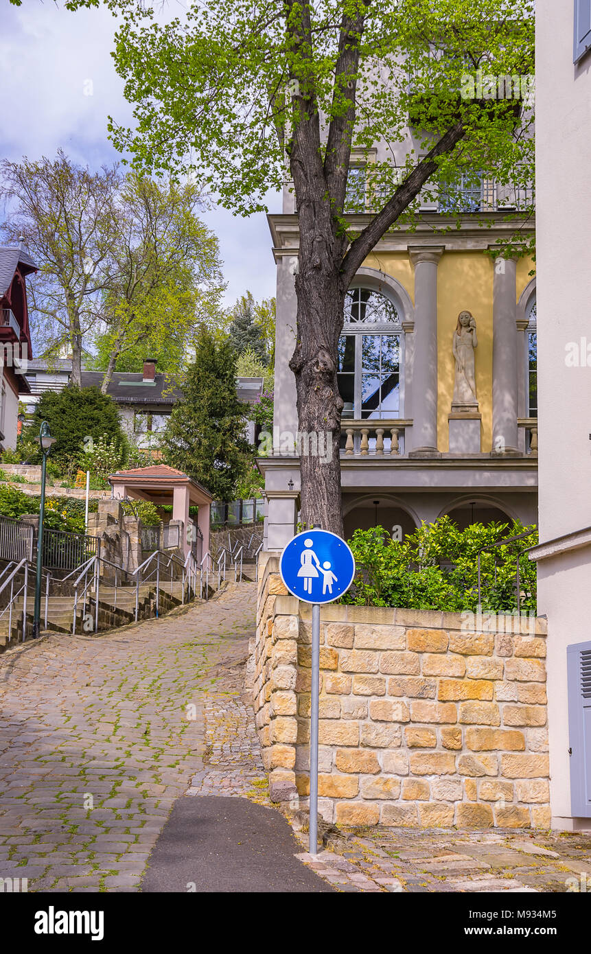 A Dresda, Sassonia, Germania - strada in vista del palazzo residenziale zona di Loschwitz. Foto Stock