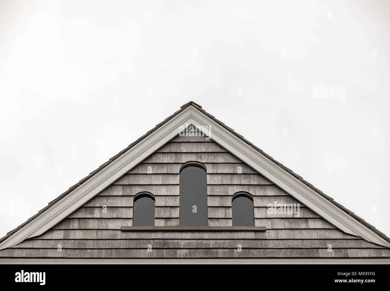 Immagine di un tetto e sottotetto a forma di finestre con archi Foto Stock