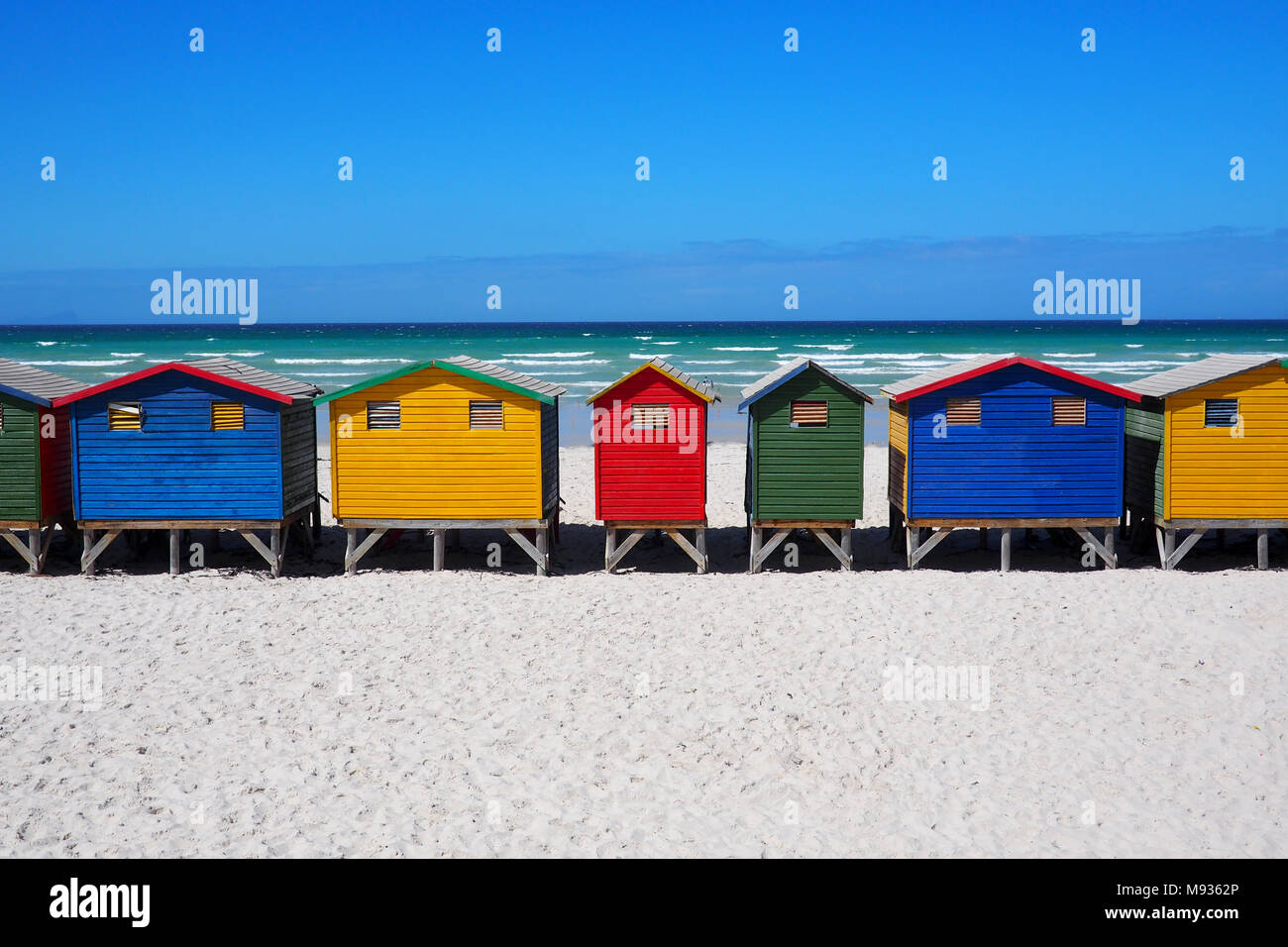 Fila di spiaggia colorata capanne Foto Stock