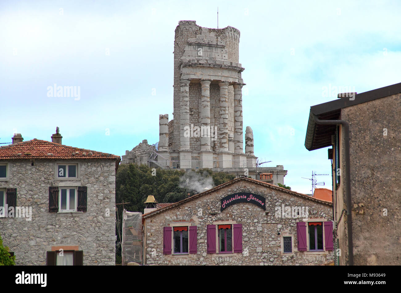 Il Villaggio La Turbie con punto di riferimento "Trophée des Alpes' un monumento romano, il sud della Francia, Var, Costa Azzurra, Francia, Europa Foto Stock