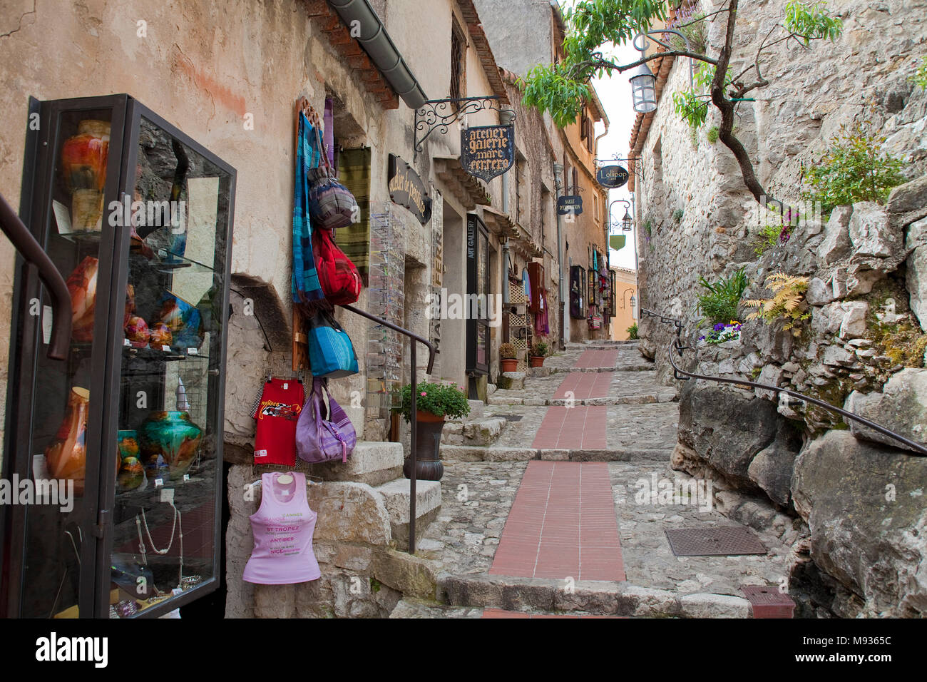 Negozio di souvenir in uno stretto vicolo del borgo medievale di Èze Village, Provenza, Var, Costa Azzurra, Francia del Sud, Francia, Europa Foto Stock