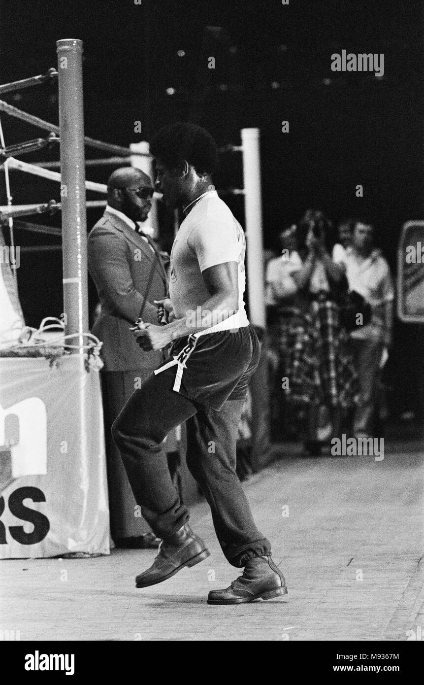 Leon Spinks allenamento in vista della sua seconda lotta con Muhammad Ali sotto l'occhio vigile del signor T la sua guardia del corpo. 16 Settembre 1978 Foto Stock