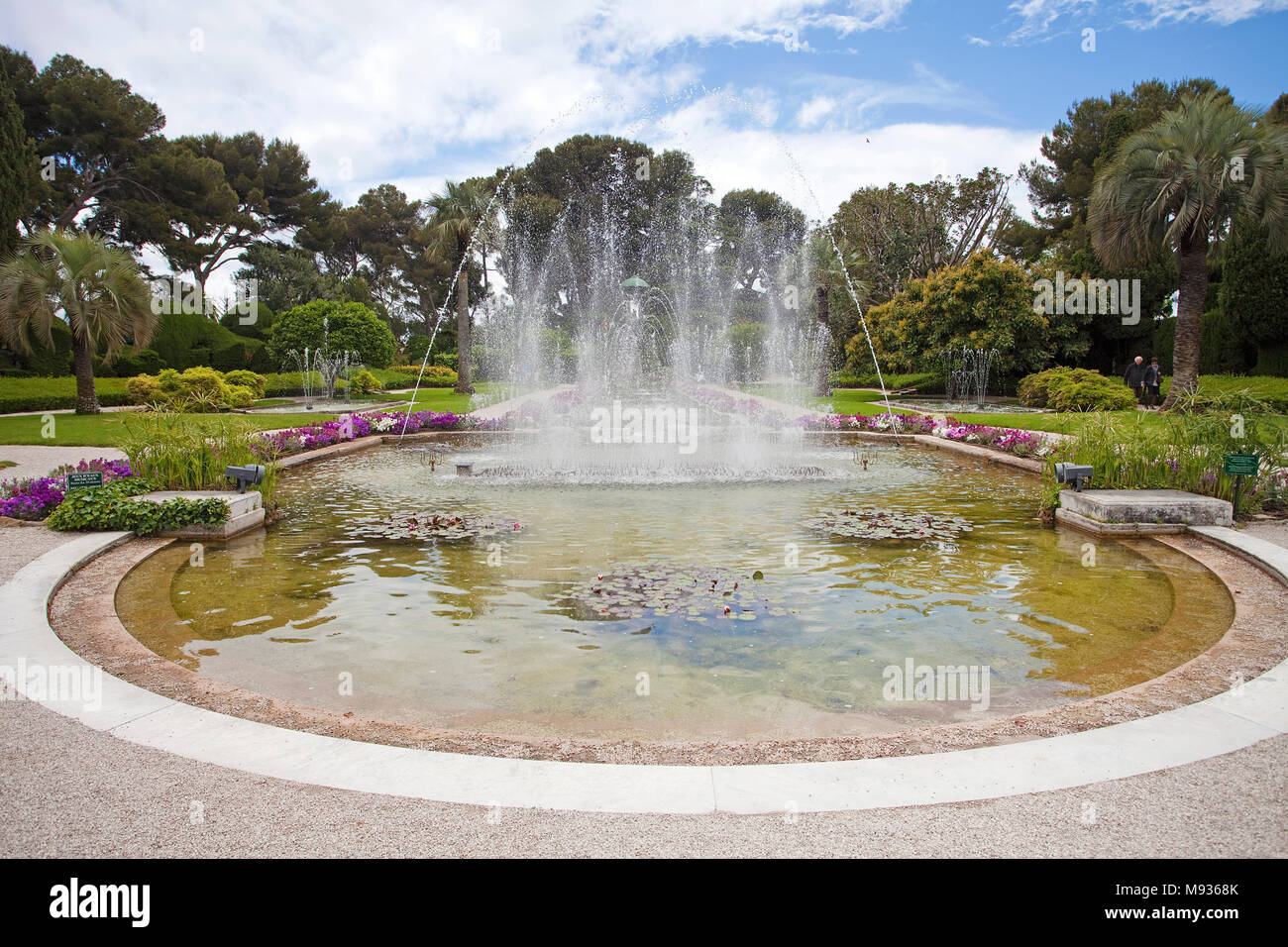 Splendido giardino con fontana a Villa Ephrussi de Rothschild, architettura toscana a Capo Ferrat, il sud della Francia, Var, Cote d'Azur, in Francia, in Europa Foto Stock