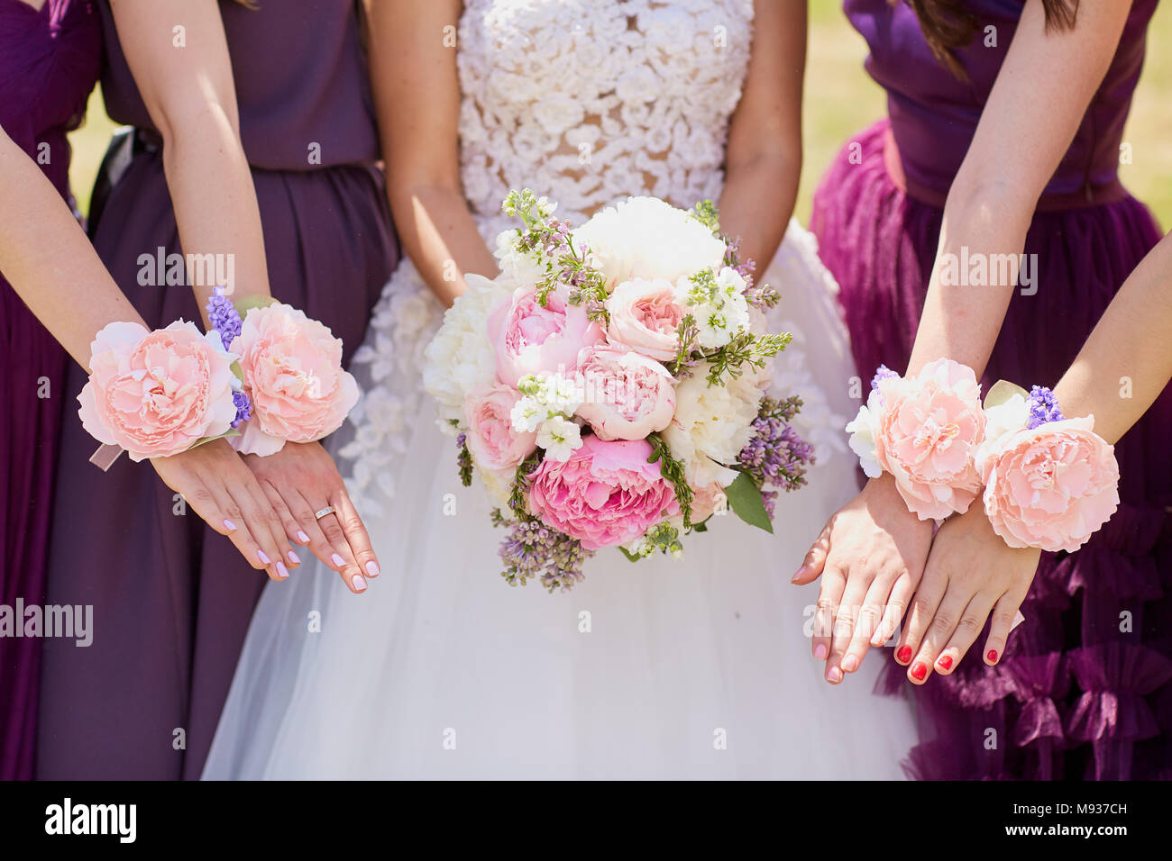 Le mani della sposa e fidanzata con fiori decorativi. Foto Stock