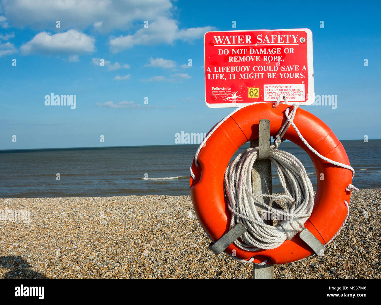 Un colorato sicurezza dell'acqua salvagente su alla costa del Kent Foto Stock