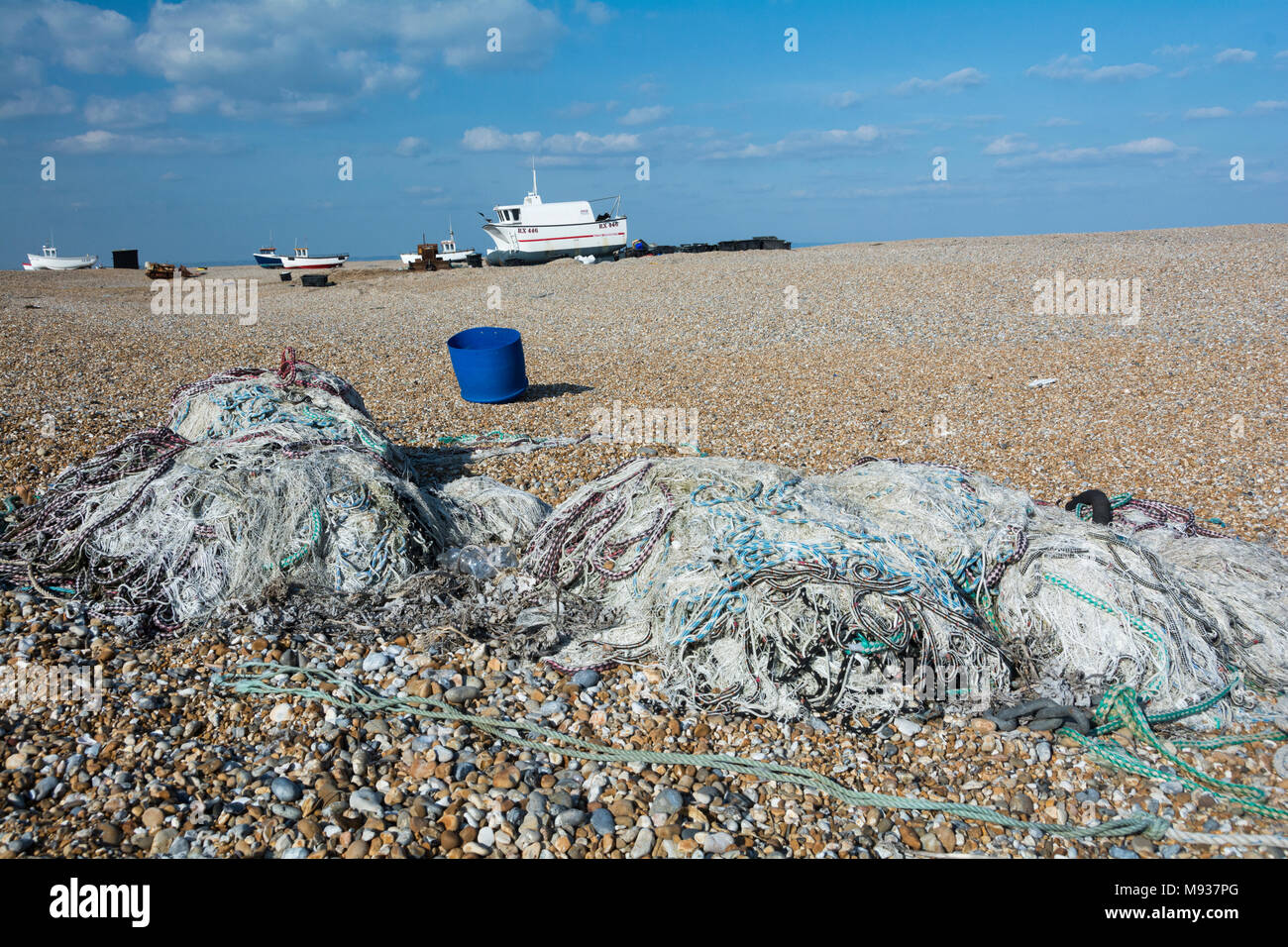 Barche di pescatori sulla costa del Kent vicino a Dungeness nuclear power station Foto Stock