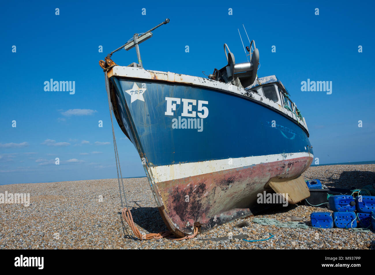 Barche di pescatori sulla costa del Kent vicino a Dungeness nuclear power station Foto Stock