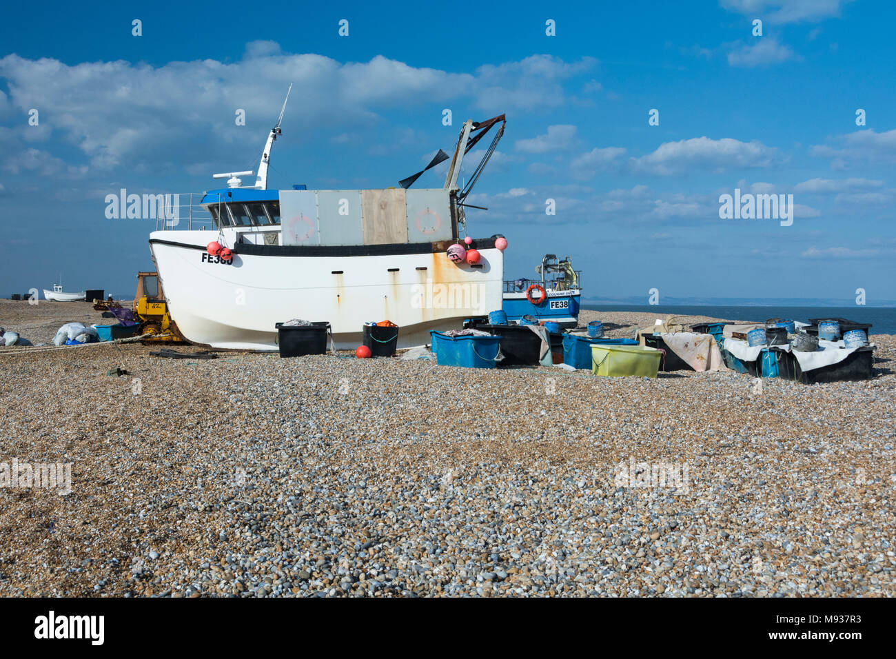 Barche di pescatori sulla costa del Kent vicino a Dungeness nuclear power station Foto Stock