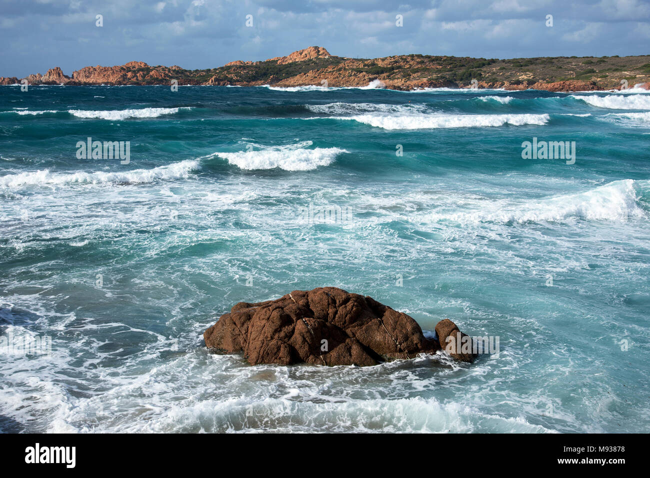 Una vista del mare Mediterraneo, con un forte rigonfiamento, a la spiaggia di Marinedda, Isola Rossa, Sardegna, Italia Foto Stock