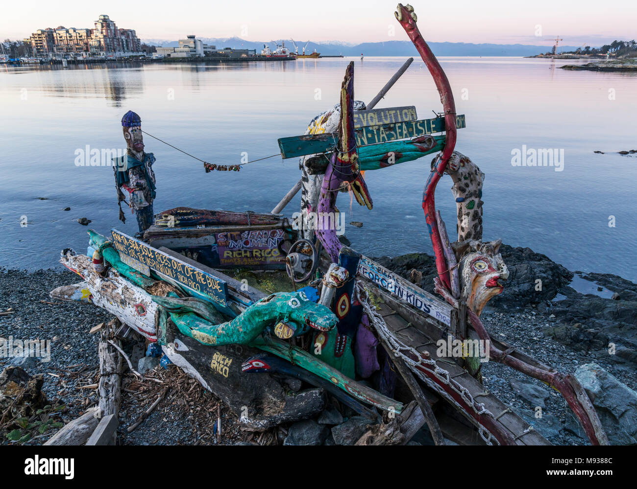 FAN-TA-mare-isola, un folk arte di installazione (o la raccolta della spazzatura) sulla passerella Westsong al porto di Victoria, British Columbia, Canada. Foto Stock