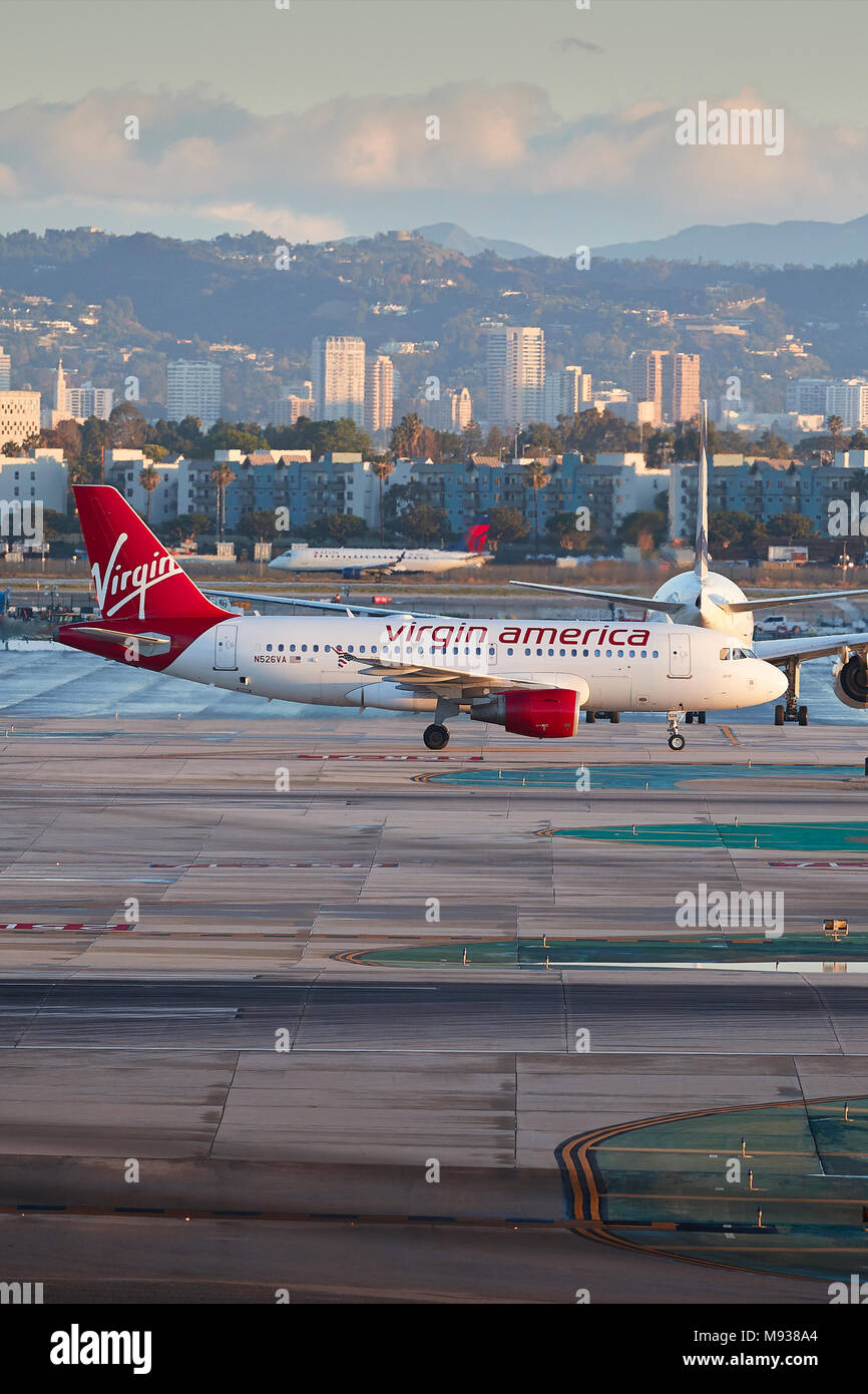 Virgin America Airbus 319 aereo Jet in rullaggio dopo lo sbarco a LAX, l'Aeroporto Internazionale di Los Angeles, California, USA. Foto Stock