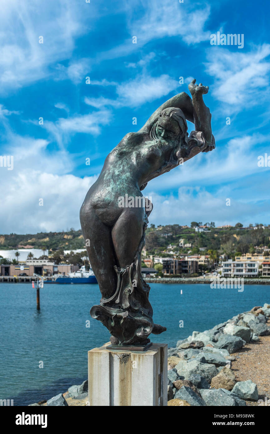 SAN DIEGO, CALIFORNIA, STATI UNITI D'AMERICA - lo spirito pacifico scultura in bronzo di James Hubbell, situato all'estremità occidentale di Shelter Island nella città di San Diego. Foto Stock