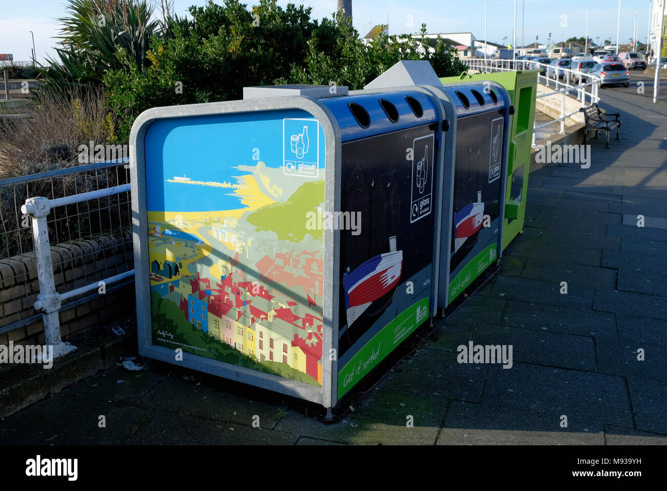 Bottle Bank cassonetti per il riciclaggio, raffiguranti paesaggi di hastings old town Foto Stock