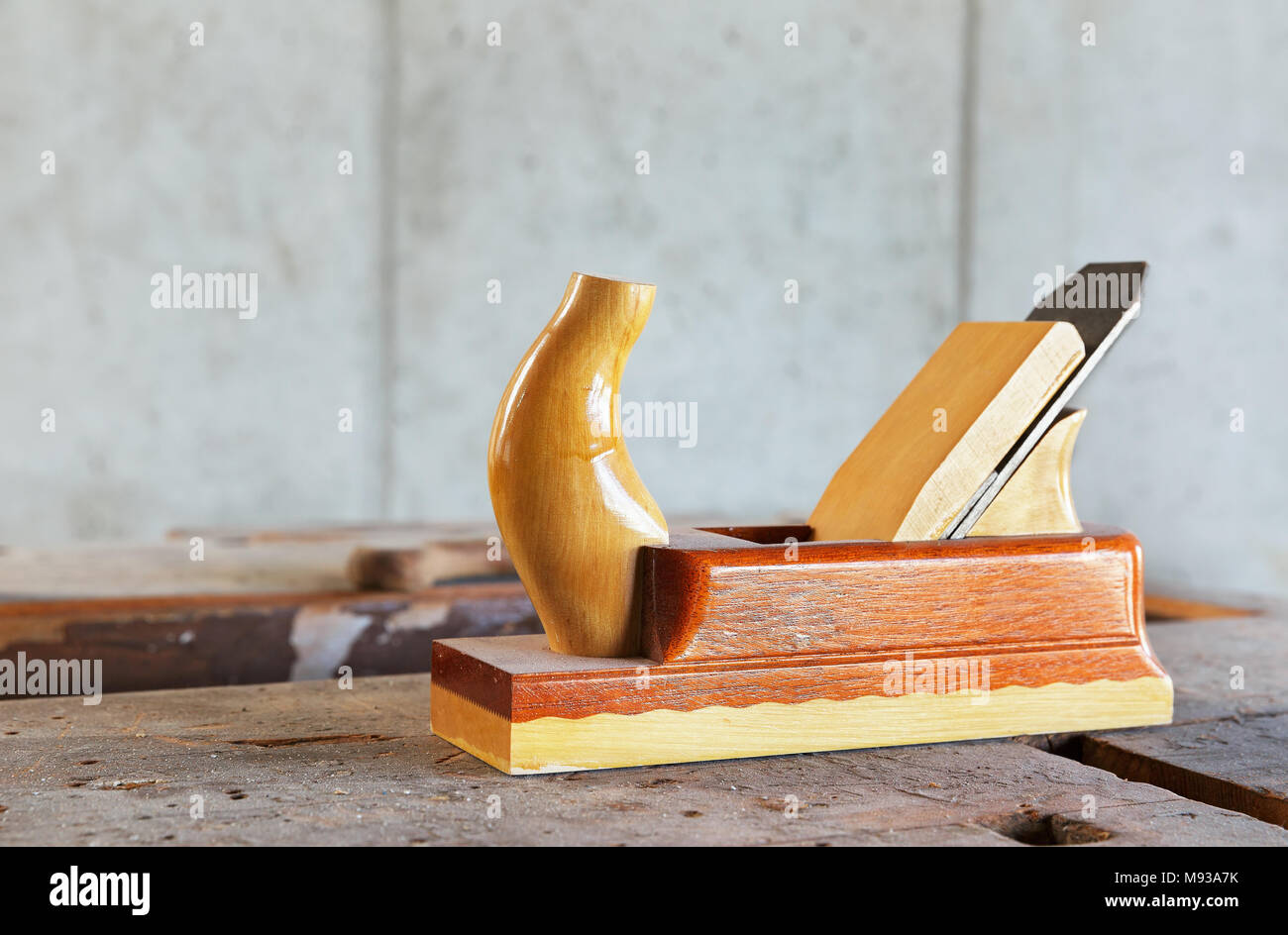 Pianificazione del falegname Pialla per legno utensile man mano sullo  sfondo di legno Foto stock - Alamy