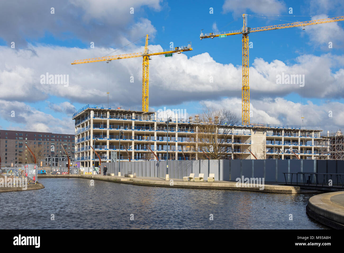 I Tessitori Quay Apartments blocco sotto costruzione, dal campo di cotone Park, New Islington, Ancoats, Manchester, Inghilterra, Regno Unito Foto Stock