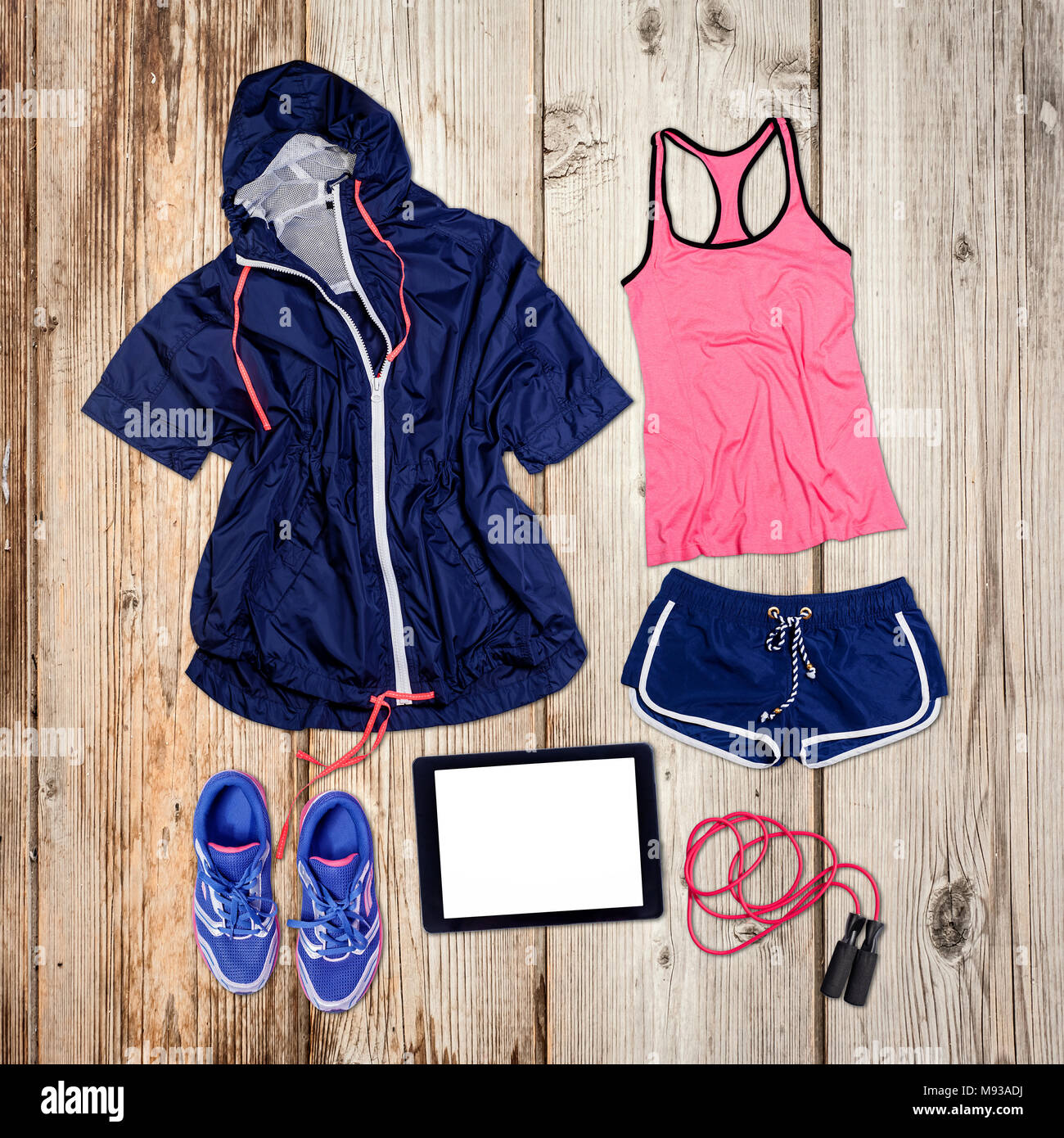 Abbigliamento sportivo e attrezzature su pavimento di legno Foto stock Alamy