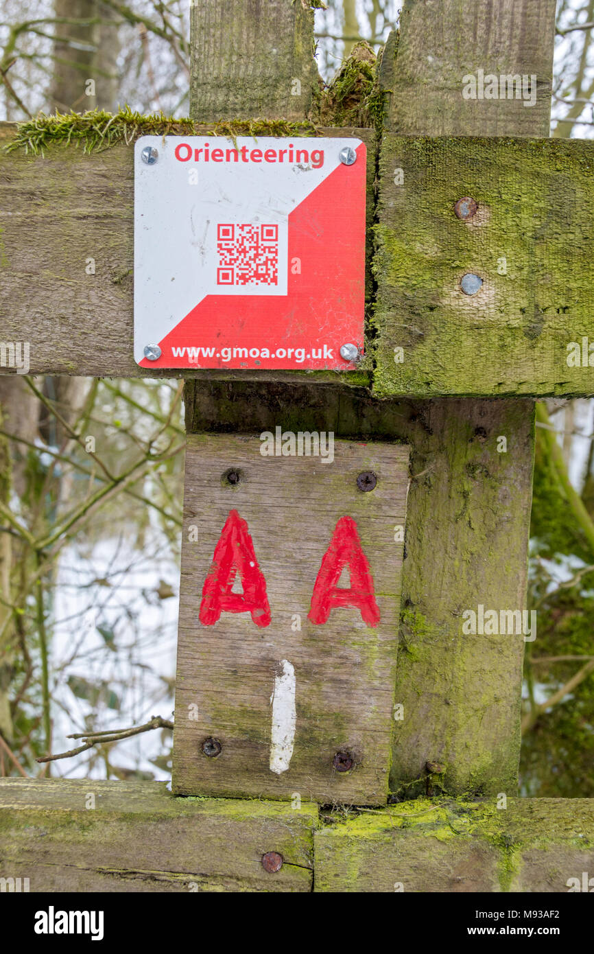 Controllo di orienteering marcatore con il codice QR in Daisy Nook Country Park, Failsworth, Manchester, Inghilterra, Regno Unito. Foto Stock