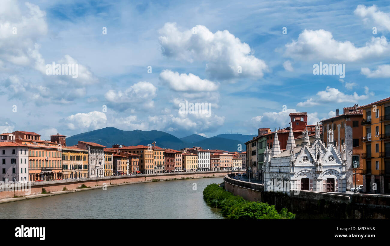 La bella chiesa di Santa Maria della Spina e il fiume Arno a Pisa, Toscana, Italia Foto Stock