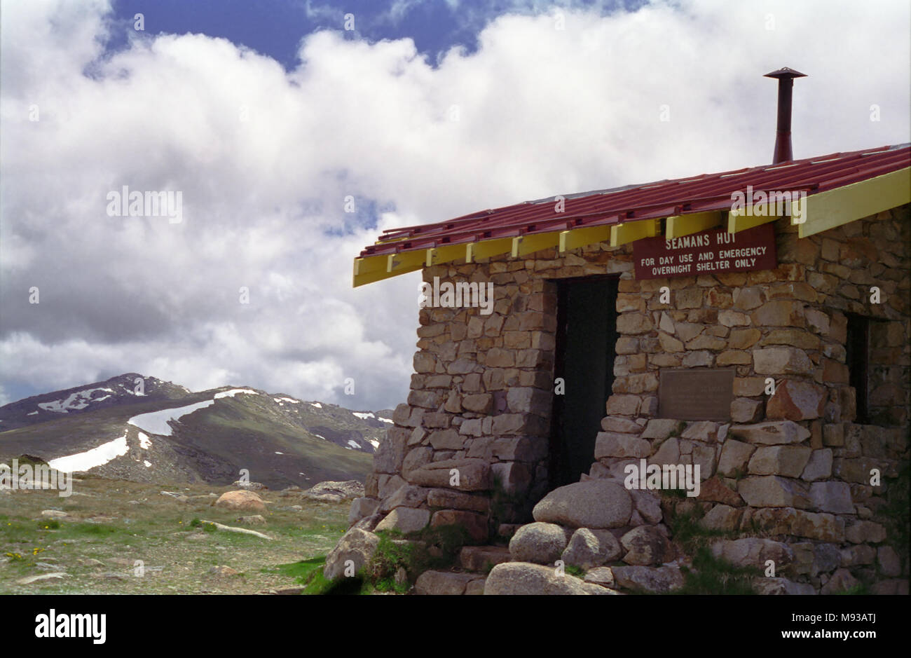 Del marinaio capanna, soccorso alpino Rifugio Monte Kosciuszko, montagne innevate, NSW, Australia Foto Stock