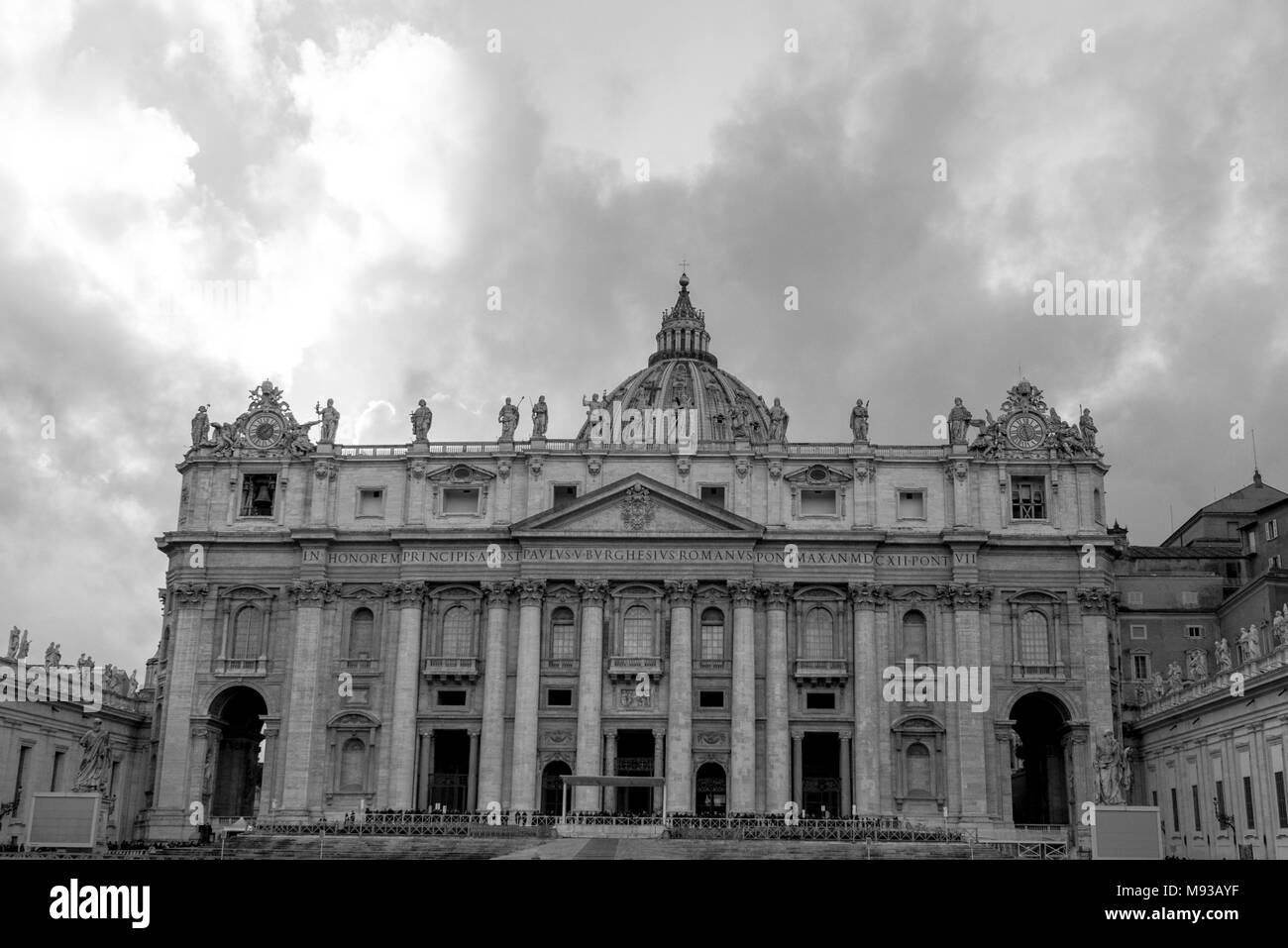 Città del Vaticano, 06 marzo 2018: foto in bianco e nero della facciata della Basilica di San Pietro in Vaticano. Foto Stock