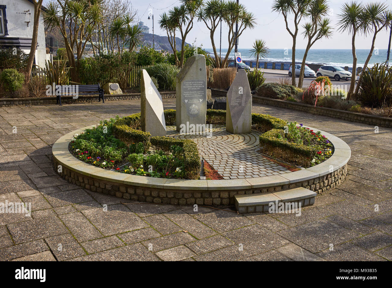 Il memoriale per le 50 persone che hanno perso la loro vita in Summerland disastro incendio il 2 agosto 1973 vicino al sito di Douglas, Isola di Man Foto Stock