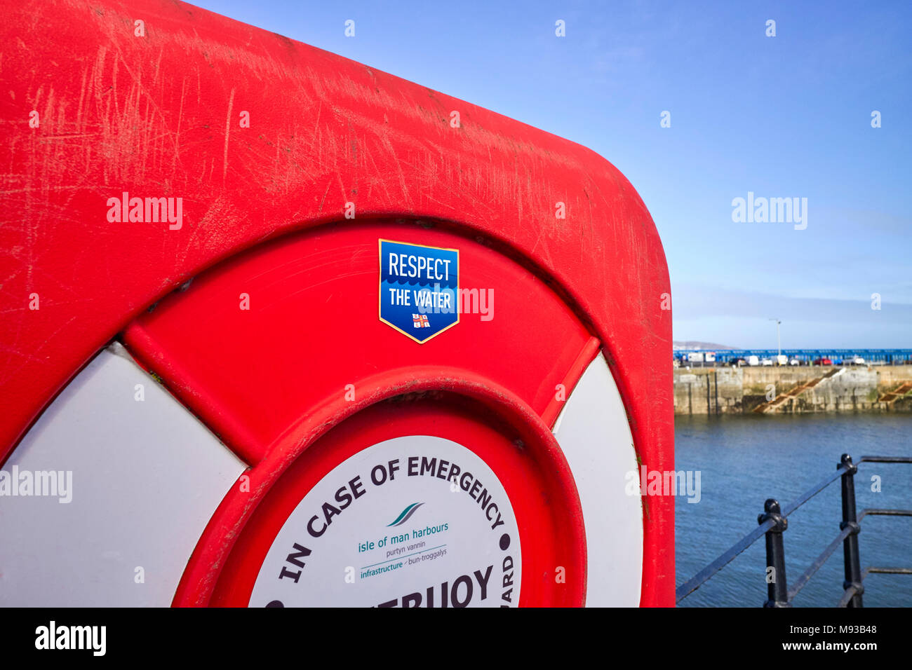 Un porto lifebelt in Douglas, Isola di Man per quanto riguarda l'acqua adesivo Foto Stock