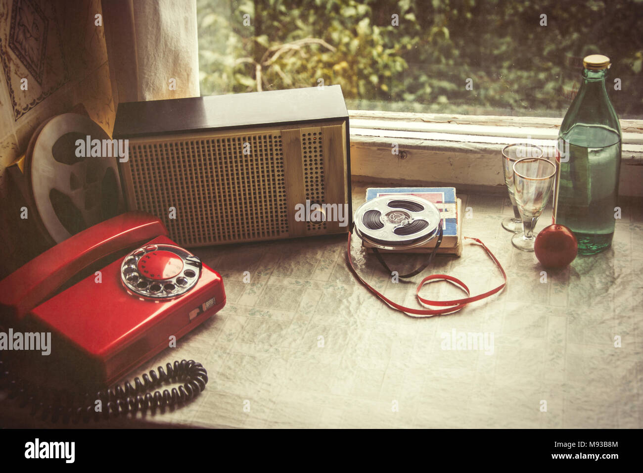 Gli oggetti Vintage sul davanzale. Retrò interno Foto Stock