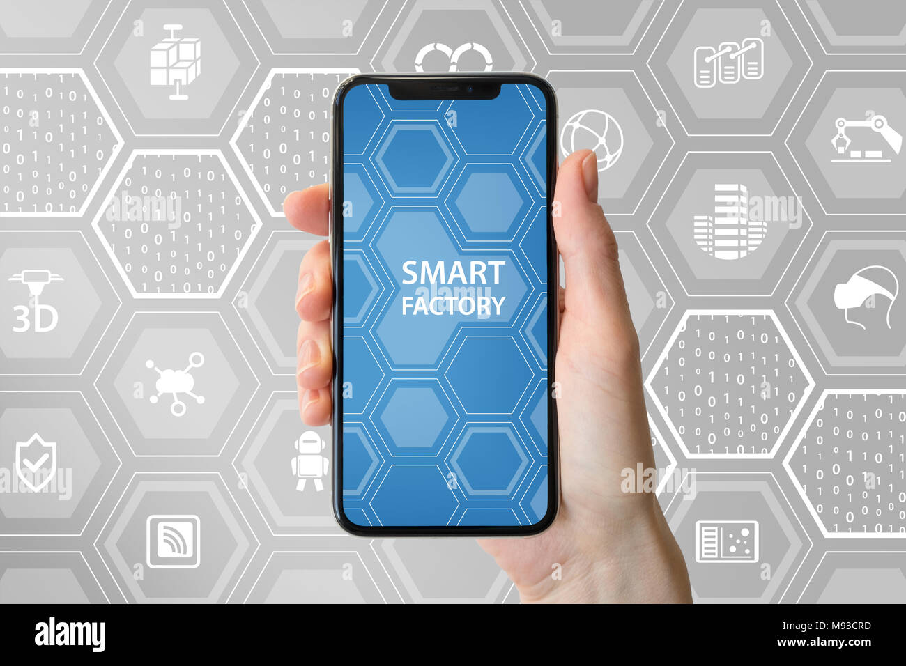 Smart factory concetto con simboli. Mano che tiene la mascherina gratuita smart phone. Foto Stock