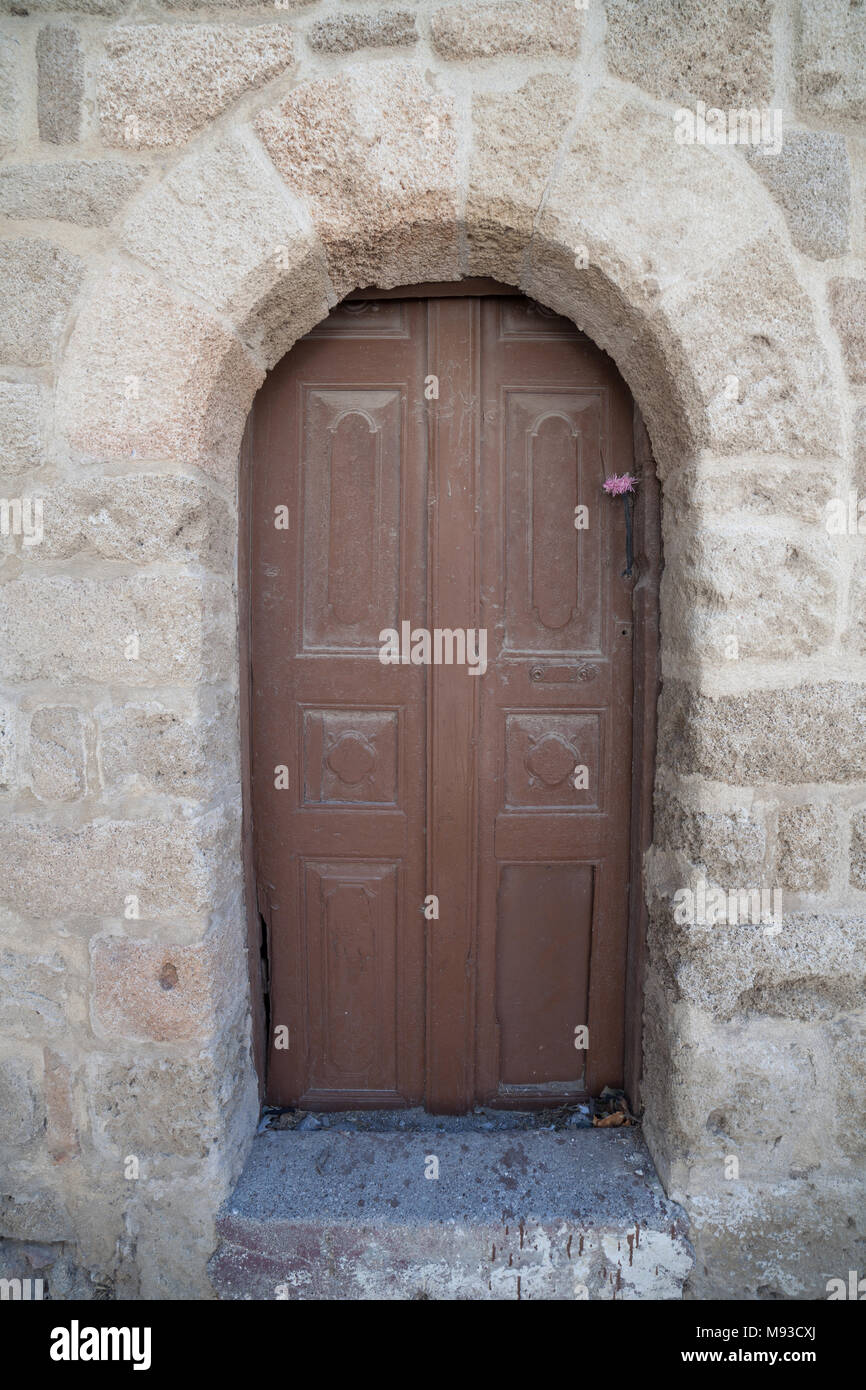 Vecchia chiusa la porta di legno nella città di Rodi, Grecia Foto Stock