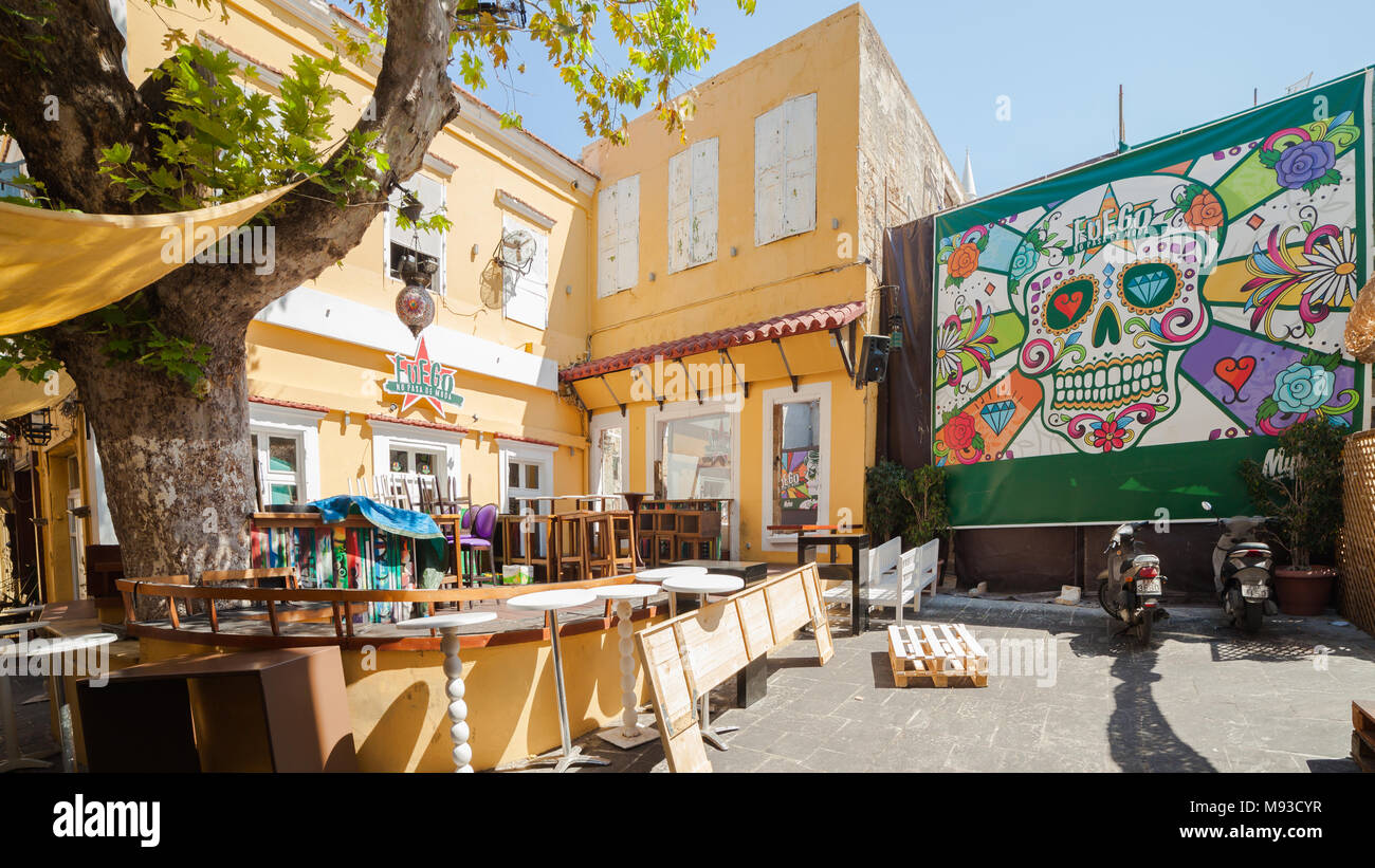 Courtyard Art Cafe Fuego con una scena nel vecchio Rhodes, 11 Agosto, 2017 Foto Stock