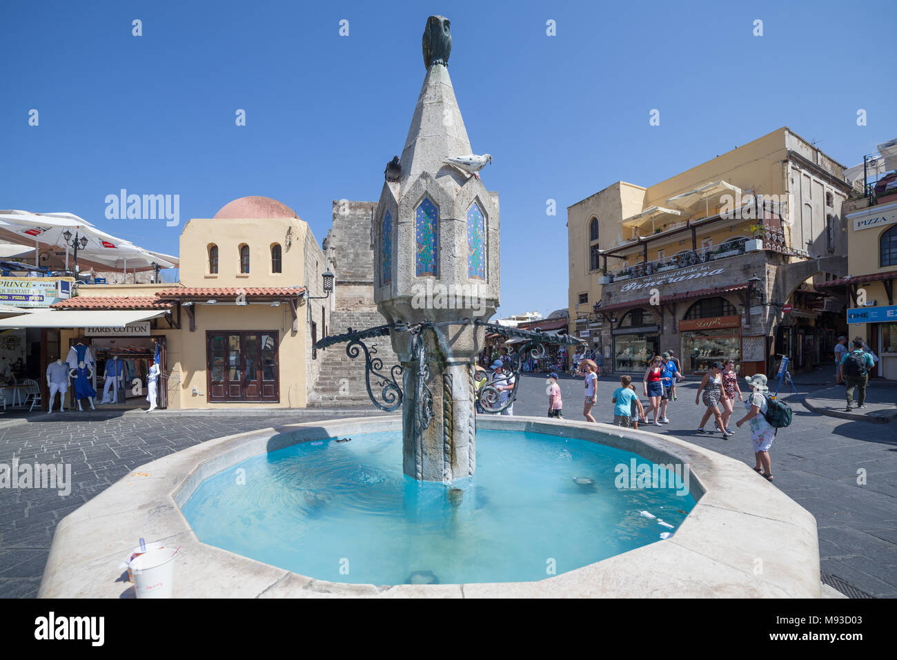Ippocrate piazza con la fontana nella fortezza di Rodi, Grecia, 11 Agosto,  2017 Foto stock - Alamy
