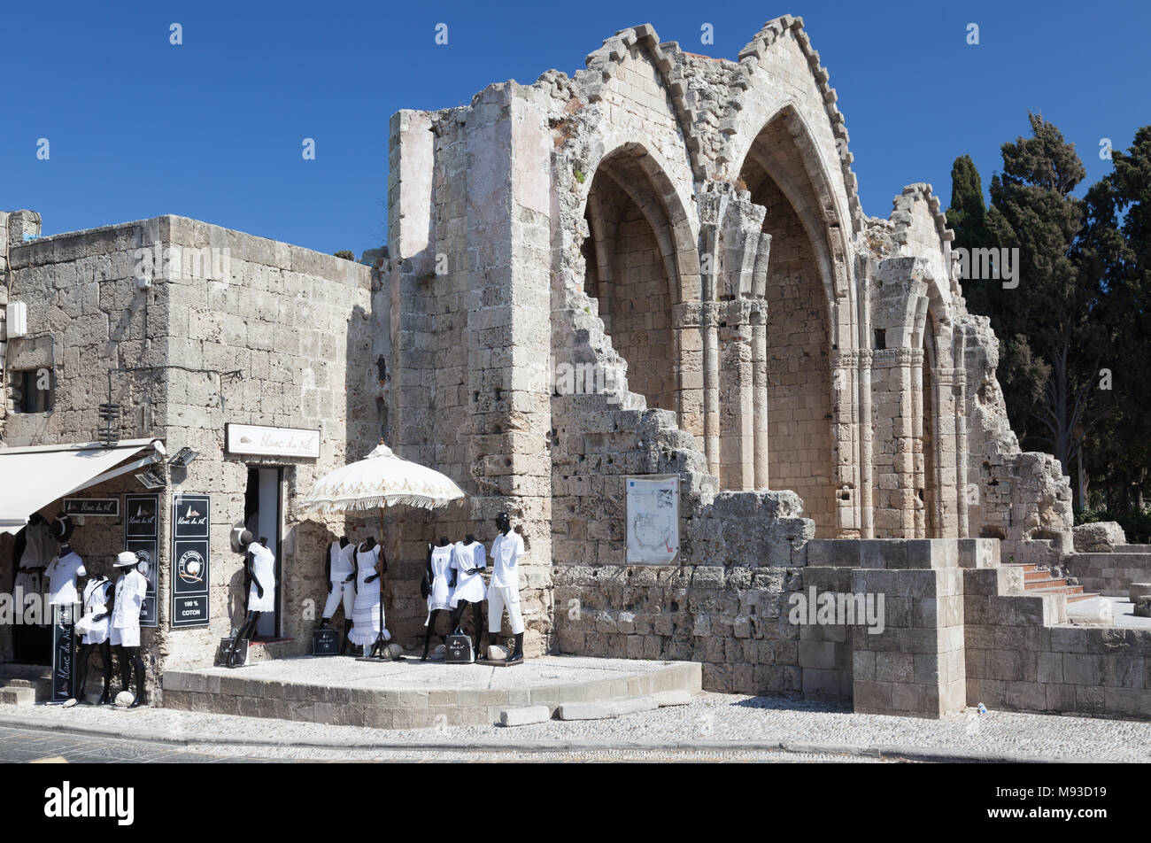 Vista dalla strada alla Chiesa della Vergine dei burgh in Rodi città vecchia, Grecia, 11 agosto 2017 Foto Stock