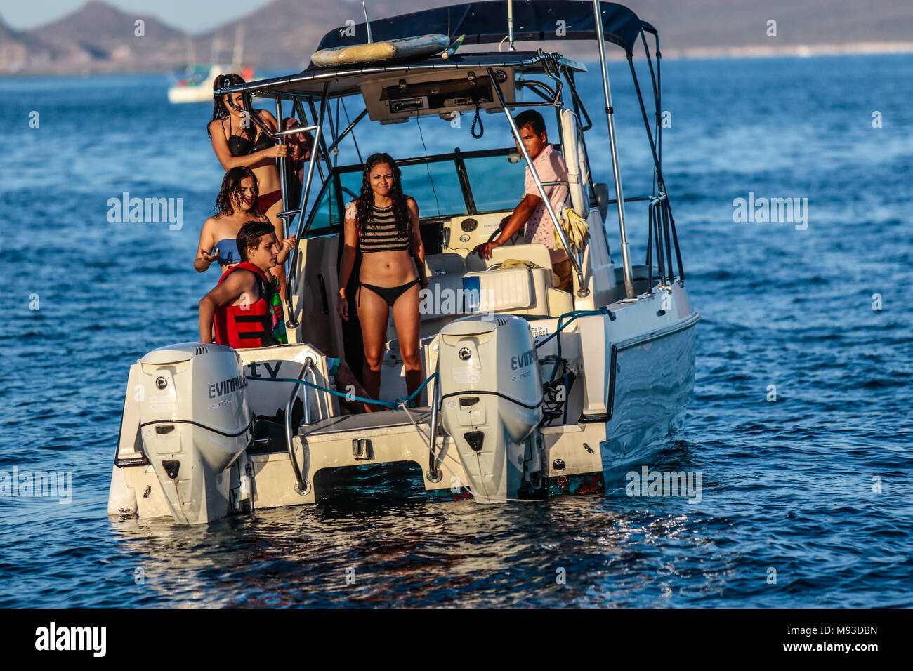 Teenage vacanzieri godere di una giornata di sole, un giro in barca attraverso la baia e la spiaggia di San Carlos, nel Golfo di California dello Stato di Sonora in Messico. Foto Stock