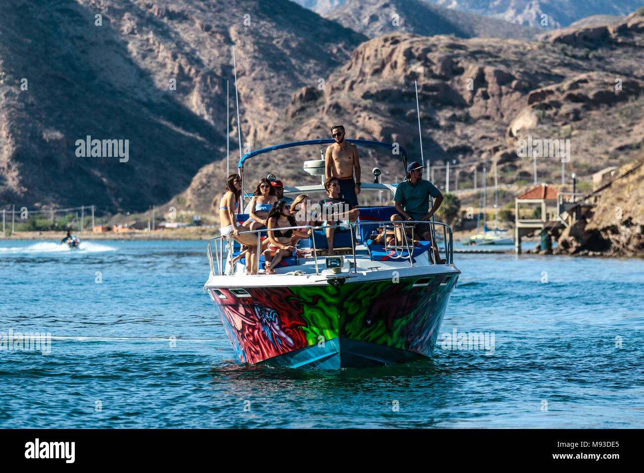 Teenage vacanzieri godere di una giornata di sole, un giro in barca attraverso la baia e la spiaggia di San Carlos, nel Golfo di California dello Stato di Sonora in Messico. Foto Stock