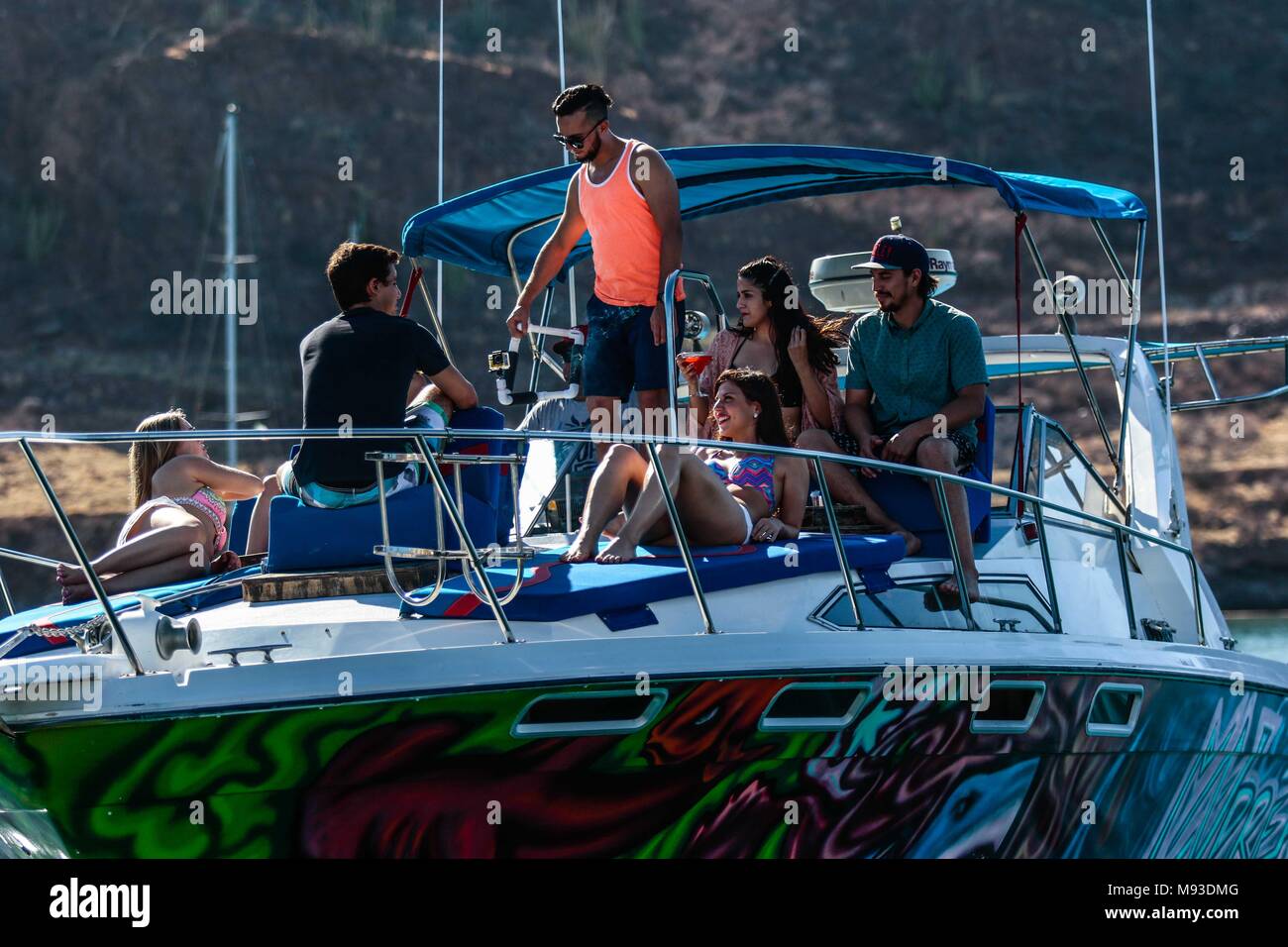 Teenage vacanzieri godere di una giornata di sole, un giro in barca attraverso la baia e la spiaggia di San Carlos, nel golfo di Californai dello Stato di Sonora in Messico. Foto Stock