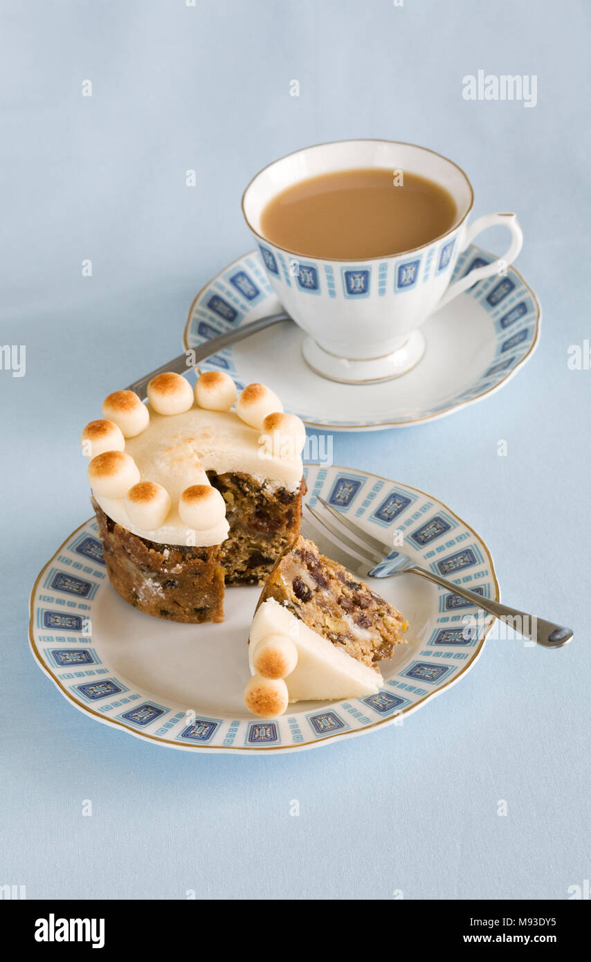 Homebaked Simnel in miniatura torta e una tazza di tè. Foto Stock