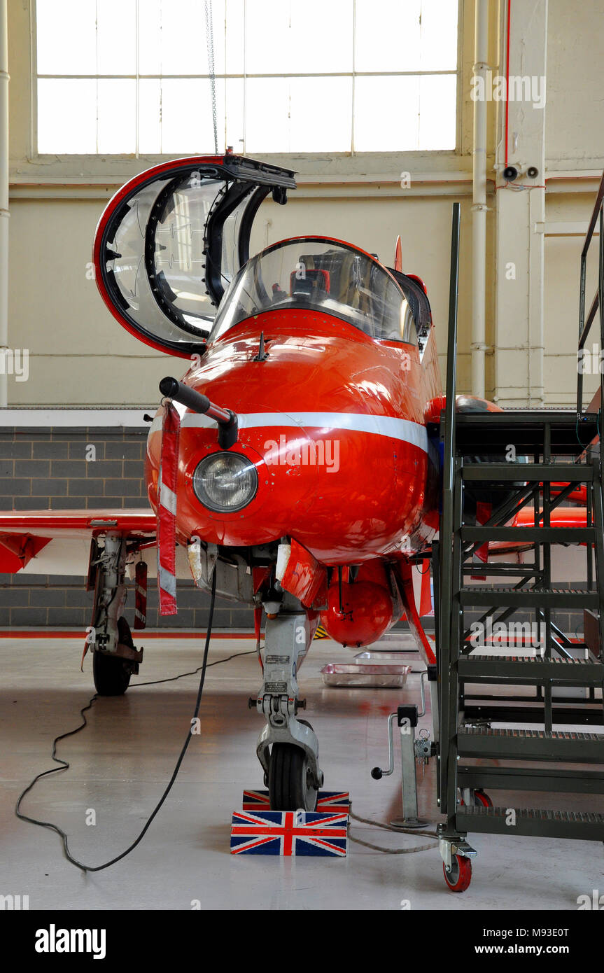 Royal Air Force Red Arrows BAe Hawk T1 aereo a RAF Scampton in un hangar. Aereo singolo. Aereo solitario Foto Stock