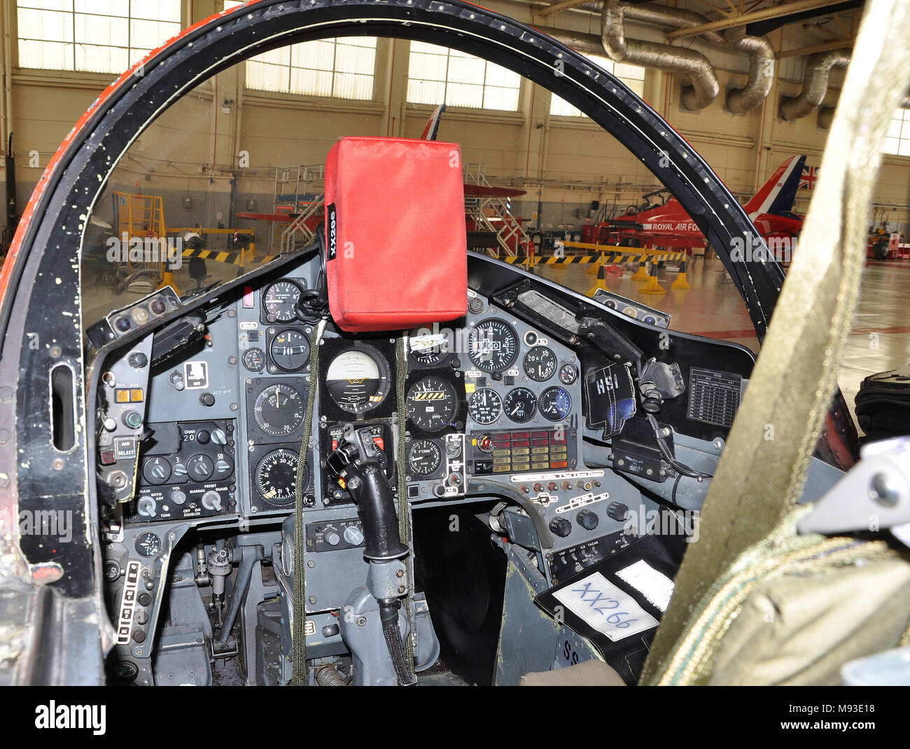 Royal Air Force Red Arrows BAe Hawk T1 cabina di pilotaggio di un aereo a reazione alla RAF Scampton in un hangar Foto Stock