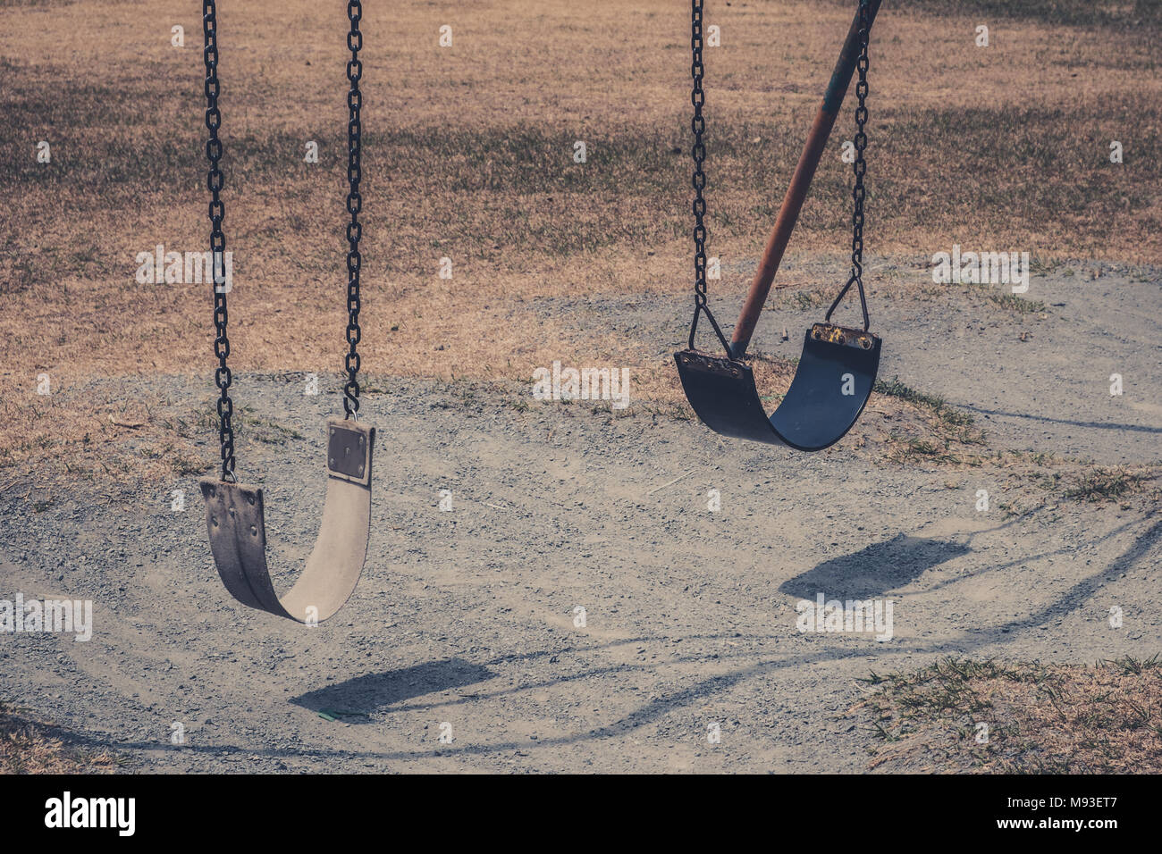 Due altalene sul vecchio parco giochi , parco giochi all'aperto vecchio stile fotografico, Foto Stock