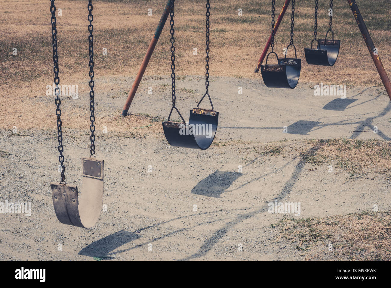 Altalene su vecchi giochi vintage , parco giochi all'aperto Foto Stock