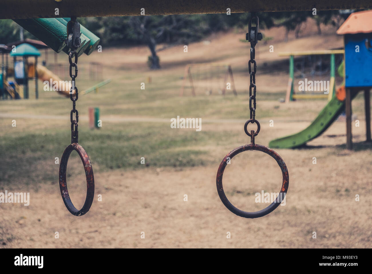 Anelli appesi sul telaio di arrampicata - vintage parco giochi esterno - Foto Stock