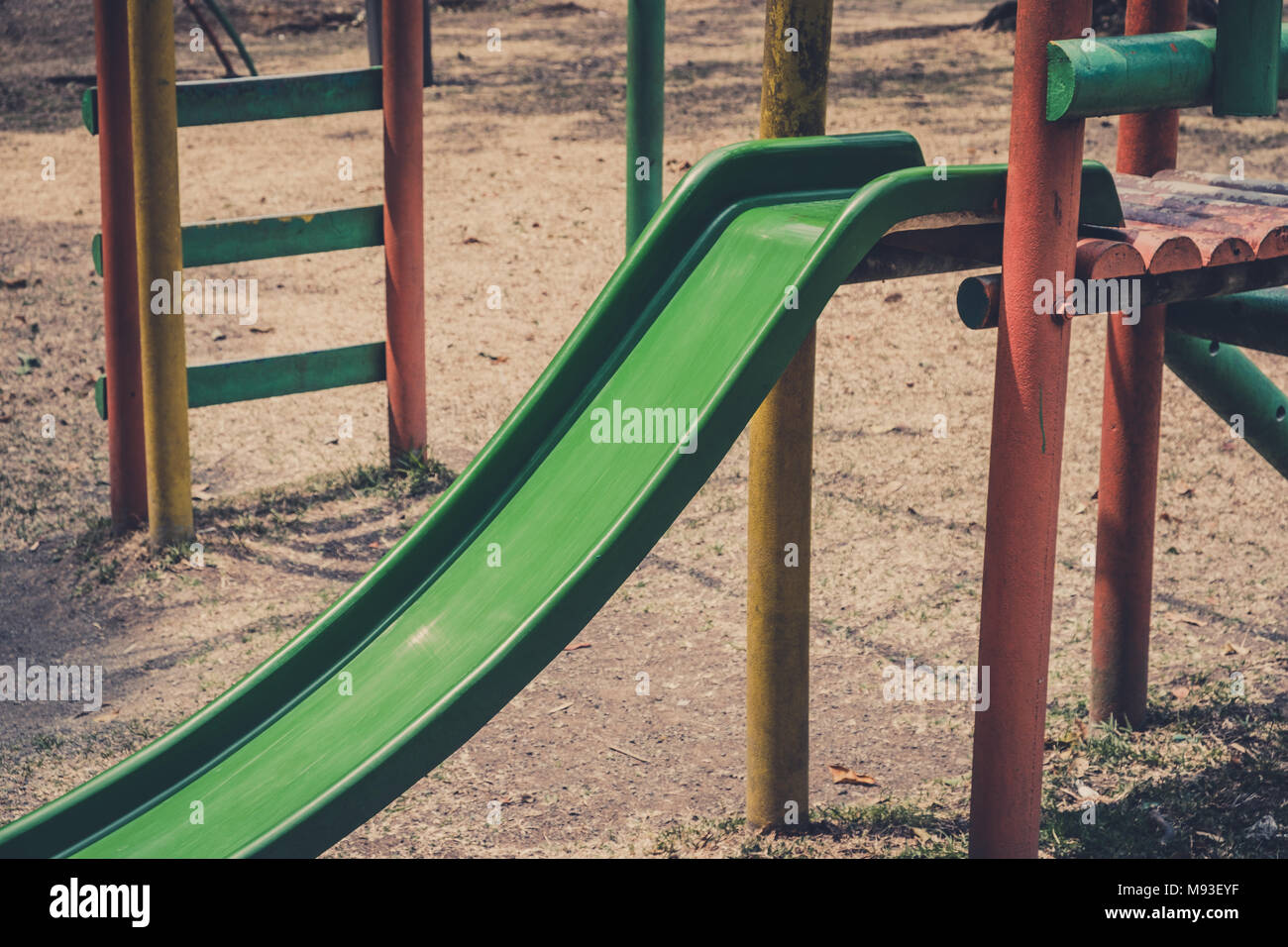 Far scorrere sul parco giochi - vecchio parco giochi esterno dettaglio - kindergarten park Foto Stock