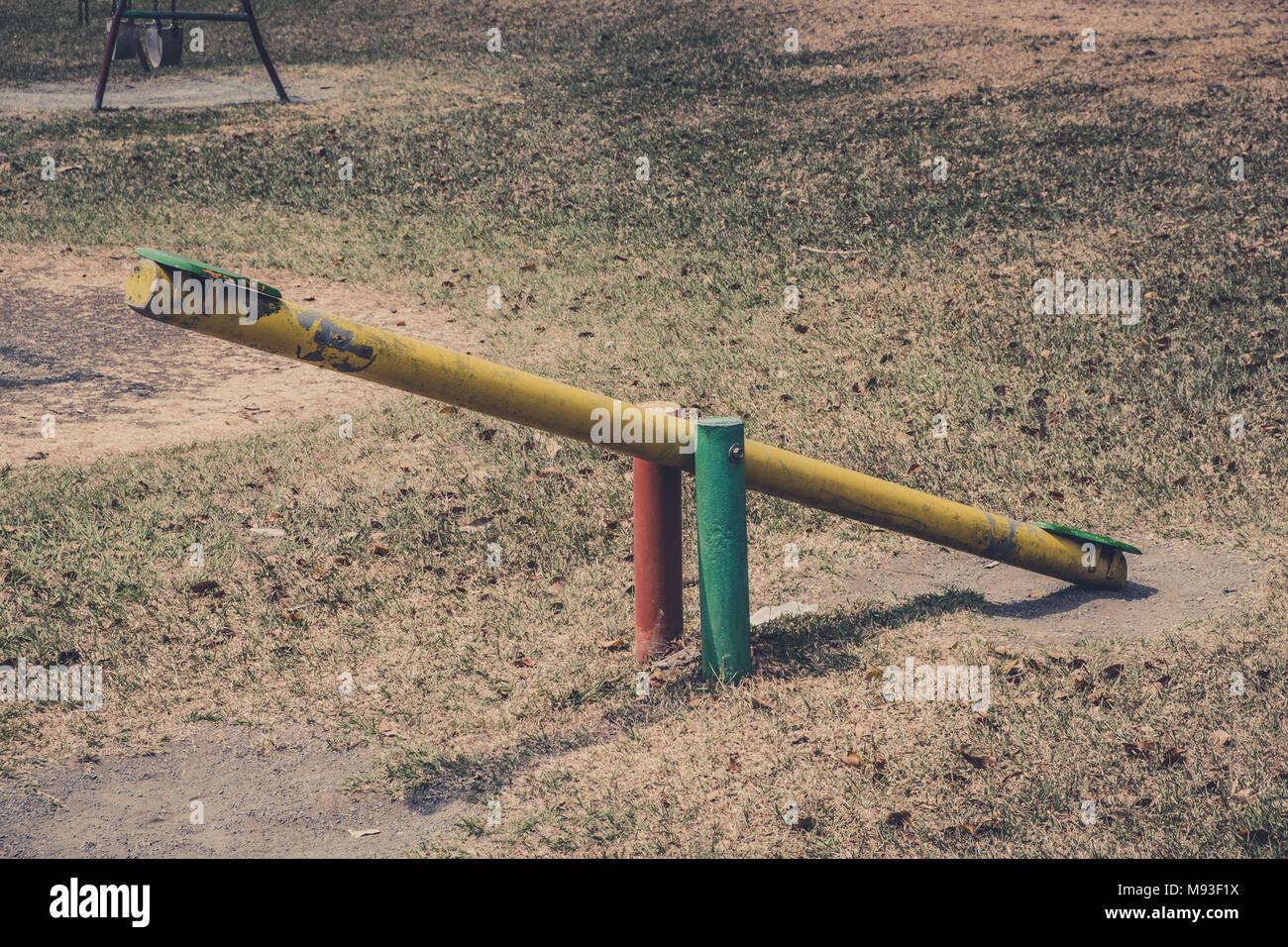 Vecchia altalena su vintage parco giochi esterno - parco giochi abbandonato - Foto Stock