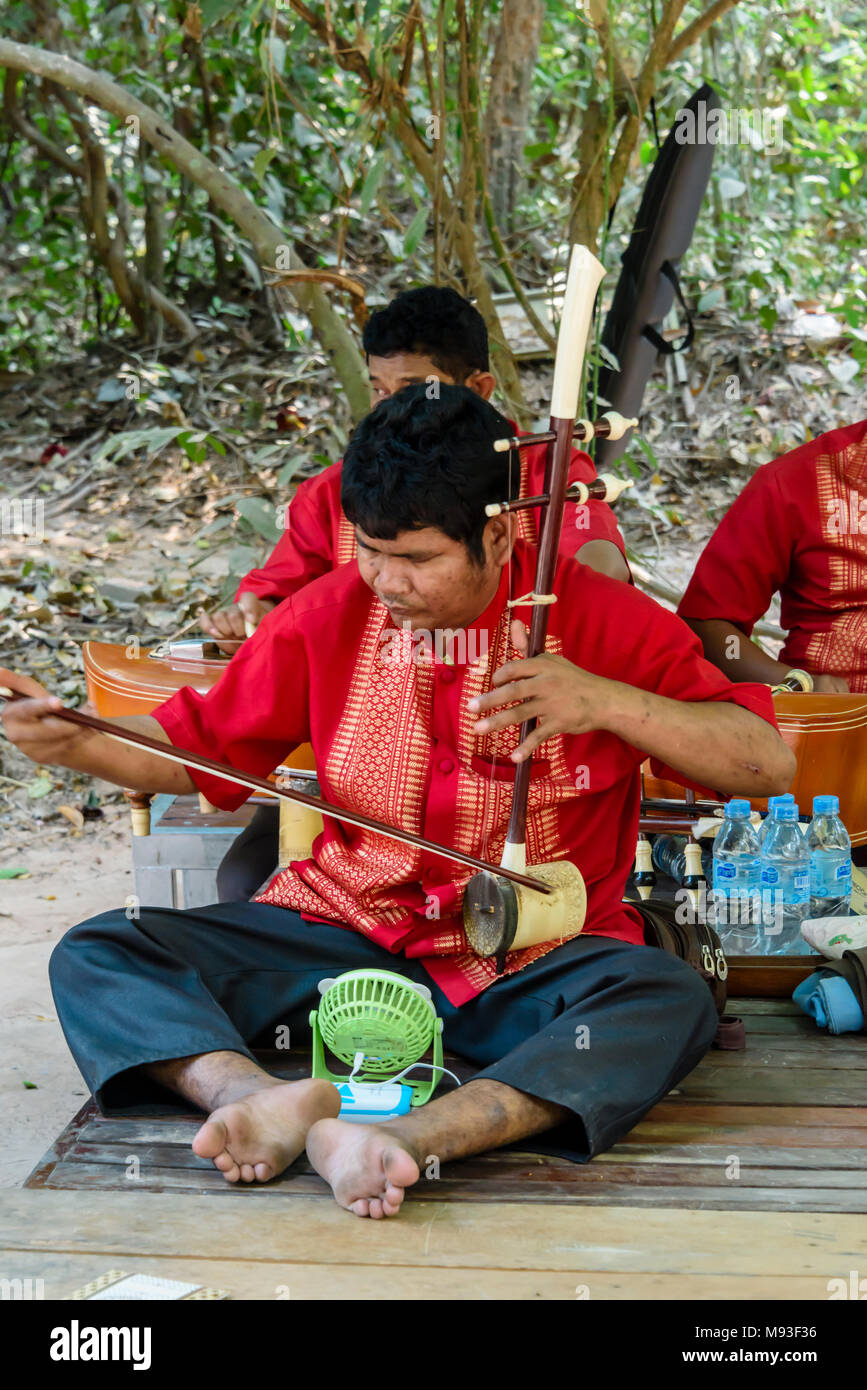 Un tradizionale cambogiano di banda compresa di mutilati, causati dalle mine terrestri, all'Unesco World Heritage Site di Ankor Thom, Siem Reap, Cambogia Foto Stock