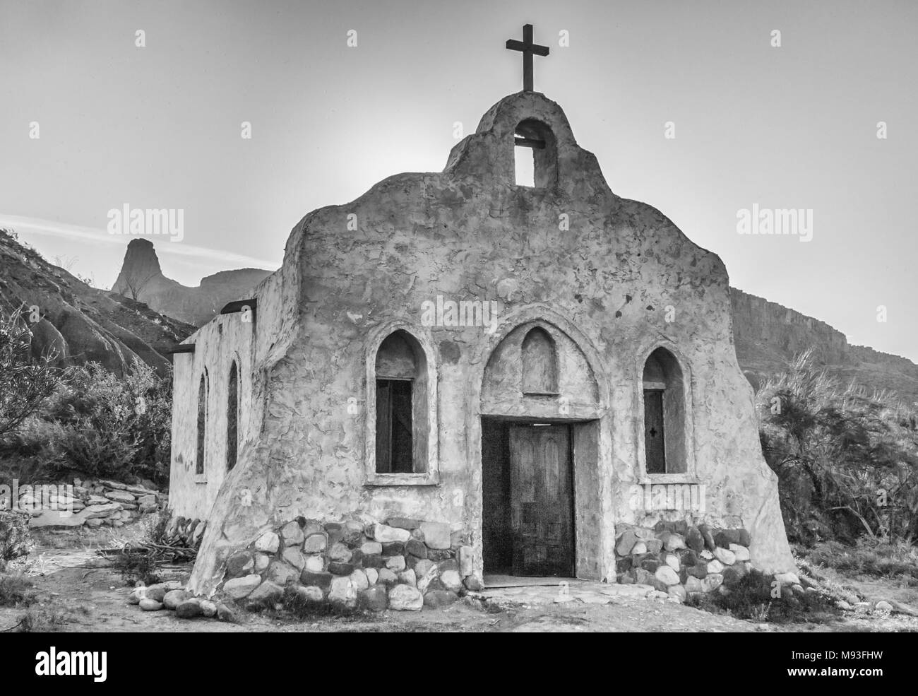 Adobe missione chiesa costruita per il set del film 'Streets di Laredo', sul fiume Rio Grande in Texas. Foto Stock