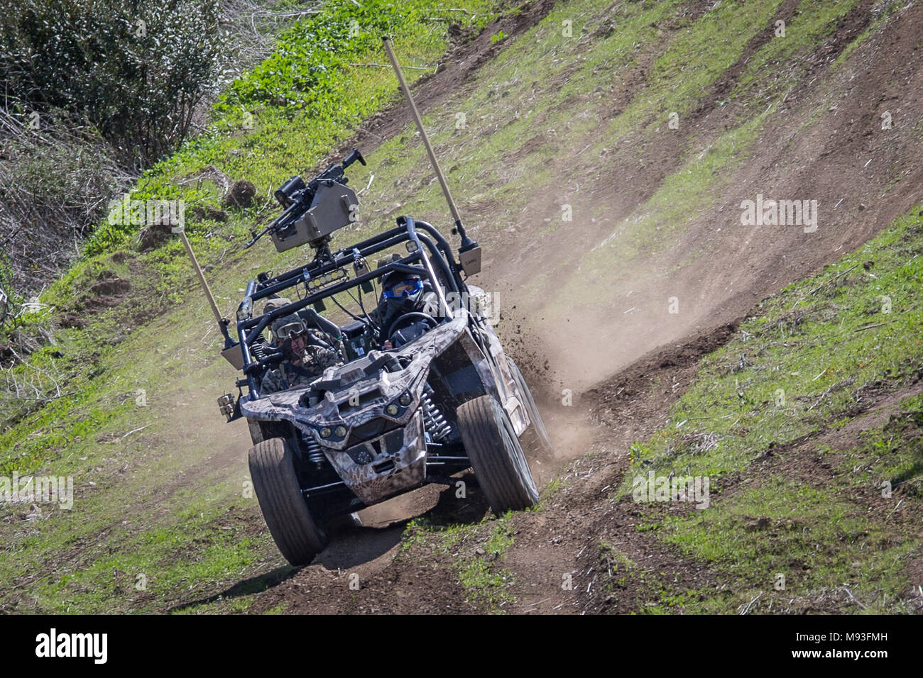 Stati Uniti Marines con 3° Battaglione, 4 Marines prova un Nikola Zero temerario durante l avanzata tecnologia navale esercizio 2018 (ANTX-18) al Marine Corps base Camp Pendleton, California, 19 marzo 2018. I marines stanno testando le tecnologie di prossima generazione per fornire la possibilità di valutare l'utilità operativa delle tecnologie emergenti e le innovazioni tecniche che migliorano la marina è la capacità di sopravvivenza, la letalità e connettività in complessi ambienti urbani. (U.S. Marine Corps photo by Lance Cpl. Rhita Daniel) Foto Stock