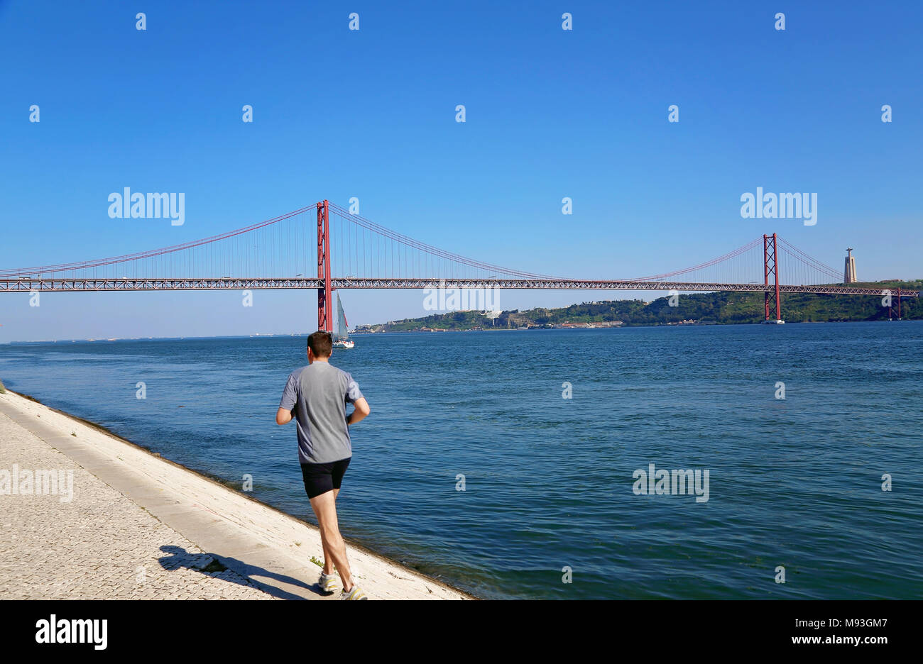 Lisbona, punto di riferimento 25 di sospensione del ponte di aprile Foto Stock