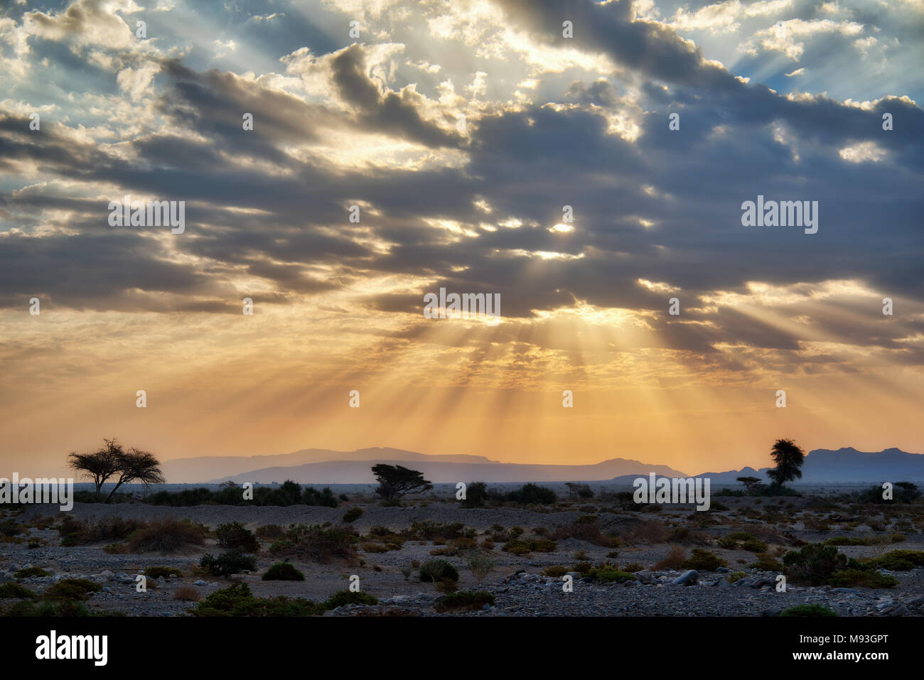 Rottura sole anche se le nuvole in Oman adottate nel 2015 Foto Stock
