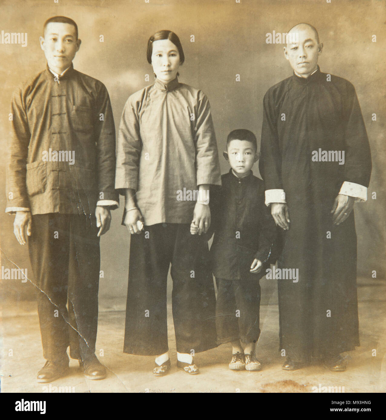 Una famiglia foto di gruppo durante la Repubblica di Cina (1912-1949). L'uomo a sinistra può essere il fratello più giovane della signora, il bambino della madre e moglie di un altro uomo, Foto Stock